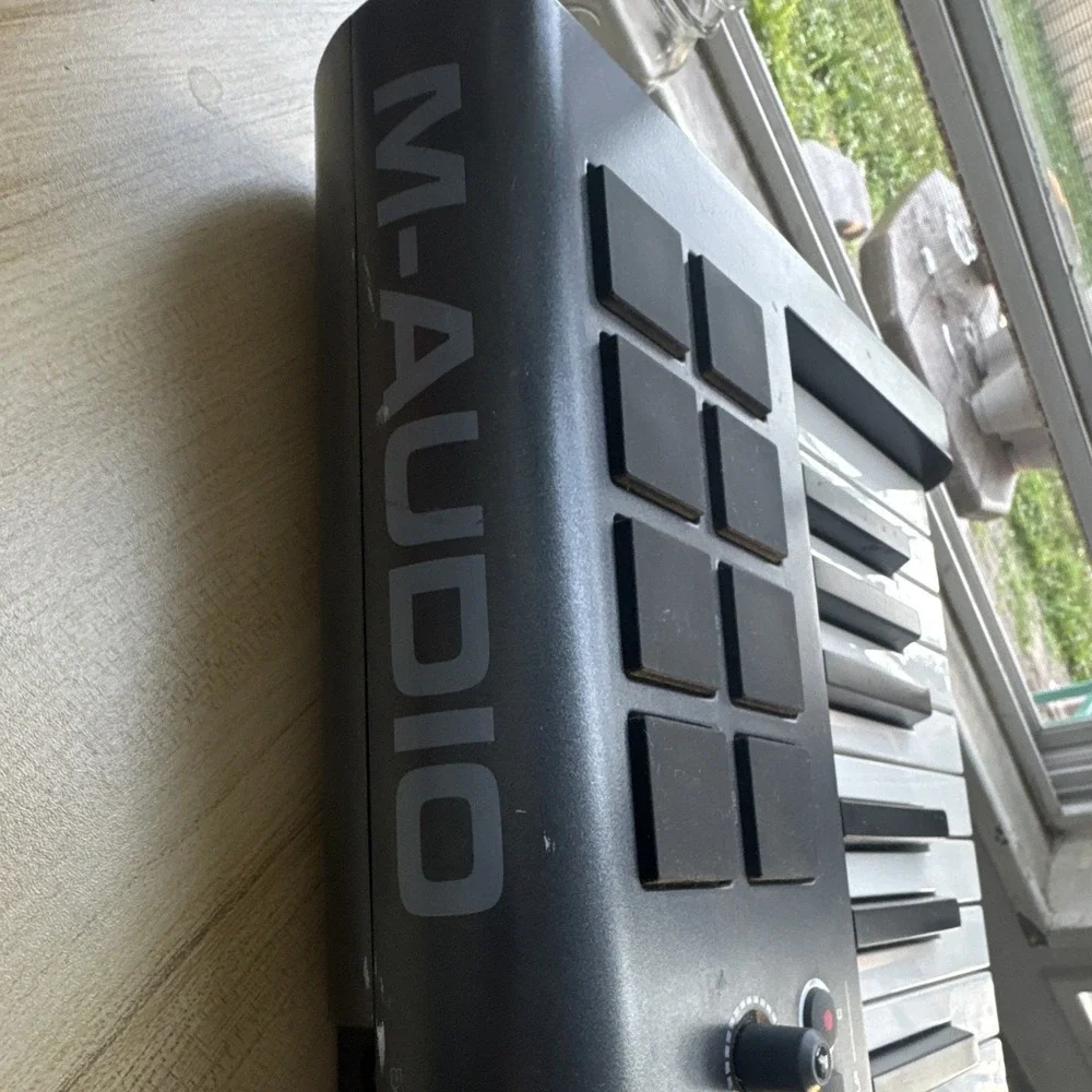 M-Audio Axiom 25 MIDI Keyboard Controller w/ Pads, Pitch/Mod Wheels no cables